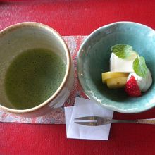 コーヒーか紅茶か抹茶を選択できます