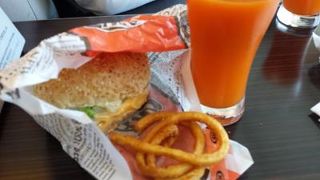 沖縄でしか食べられないハンバーガー