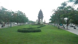 シアヌーク通りの中ほどに立っている