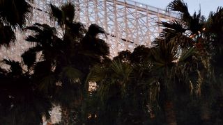 白くて綺麗な木製ジェットコースター