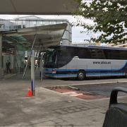 サンセバスチャンや空港行きのバスが発着