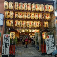 提灯で賑やかな入口。