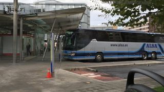 サンセバスチャンや空港行きのバスが発着