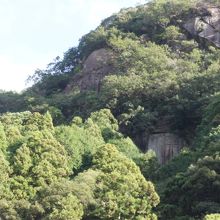 山の中の巨大な岩には何体かの像が見えます