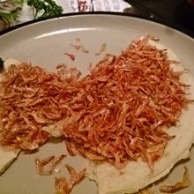 生地の上に桜エビが乗ってるだけ。パラパラ落ちます。チーズは？