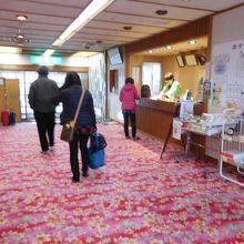 スリッパに履き替えて入るフロントロビー。