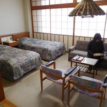 ２室１ルームで、ツインベッドの和洋室。