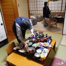 ２室１ルームの、部屋食ができる和室。