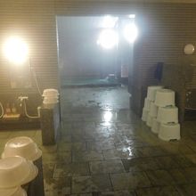 泉質は無色透明無臭の単純泉。大浴場の面積は十分である。