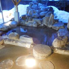 雪見の露店風呂も、それなりにくつろげる雰囲気。