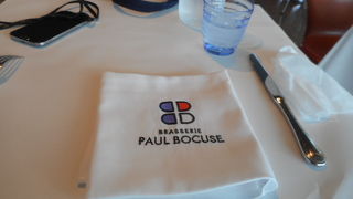 展覧会中で長蛇の列でしたが