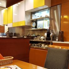 黄色のキッチンと、チェックの椅子が卵料理に良く似合う。