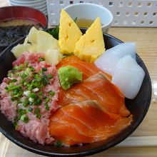 サーモンまぐろたたき丼