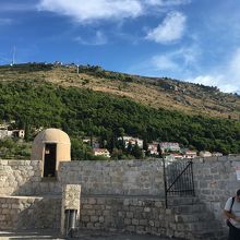 城壁よりスルジ山を望む