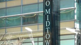 ビジネス街の複合商業施設