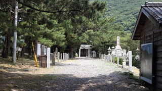 静かな集落にあります。