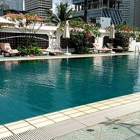 プールは昼も夜もすいていました