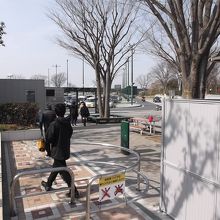 下り線SAに入る部分。公園の入口のよう