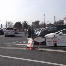 一般道路からアクセスする駐車場