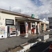 駅舎は平屋です。