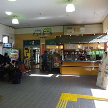 駅そばとその向こうにあるお土産屋。