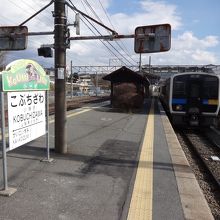 小海線ホーム。駅舎からは中央線ホームを経由しないとならない。