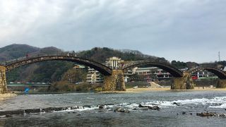 釘を使用しない太鼓橋