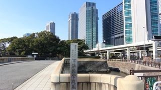 最もポピュラーな入口にある橋。