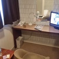 テーブルにはスタンドライトがあります。