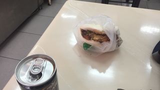 角煮と高菜をパンで挟んだファストフード