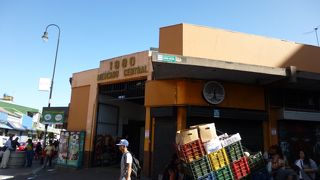 地元の人で賑わうエリアにあります