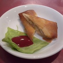 クーポン提示で貰える点心は春巻きでした。ドリンクも可能