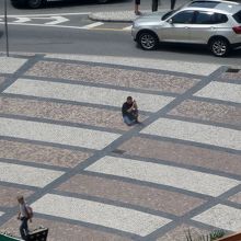 亞馬喇前地で写真を撮る人々