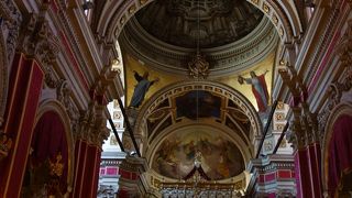 だまし絵のある教会