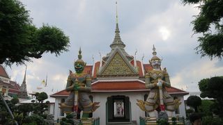 ヤックが守る本堂