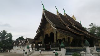 伝統的な建築様式の寺