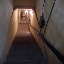 D67地下室への長い階段