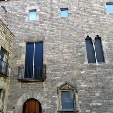 王の広場にふさわしい建物です