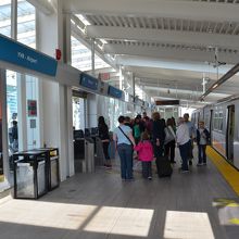 空港駅のプラットフォーム