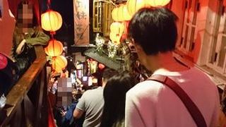 細い路地の石段