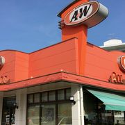 オレンジ色の看板に。。「Ａ＆Ｗ 糸満店」