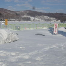夏は快適なサイクリングが楽しめるこの道も…。
