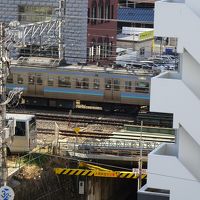 窓を開けると中央本線が見えます