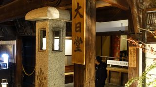 陸前高田の倒木松で造られた座像があります