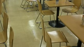 飲食店が空くのは７時から