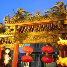 ライトアップされた門の内側