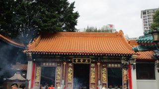 本殿の右側にあります