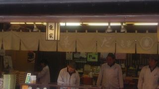 団子にはセルフサービスのお茶