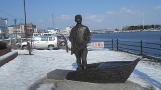 海辺にあります