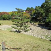 東門脇の庭園